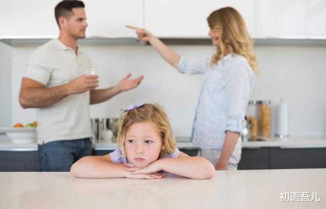 初语吾儿|“爸三岁”盛行,一瞪眼孩子就安静,被迫懂事的孩子心里有多苦