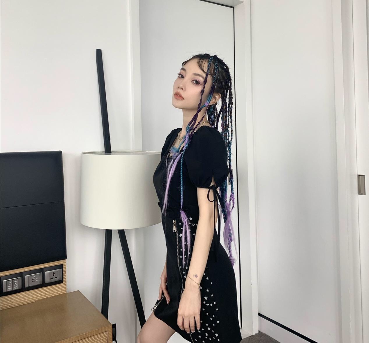 潮帮先生|李小璐无戏可拍不消停，把车库当秀场走起台步，穿一身黑还挺有范