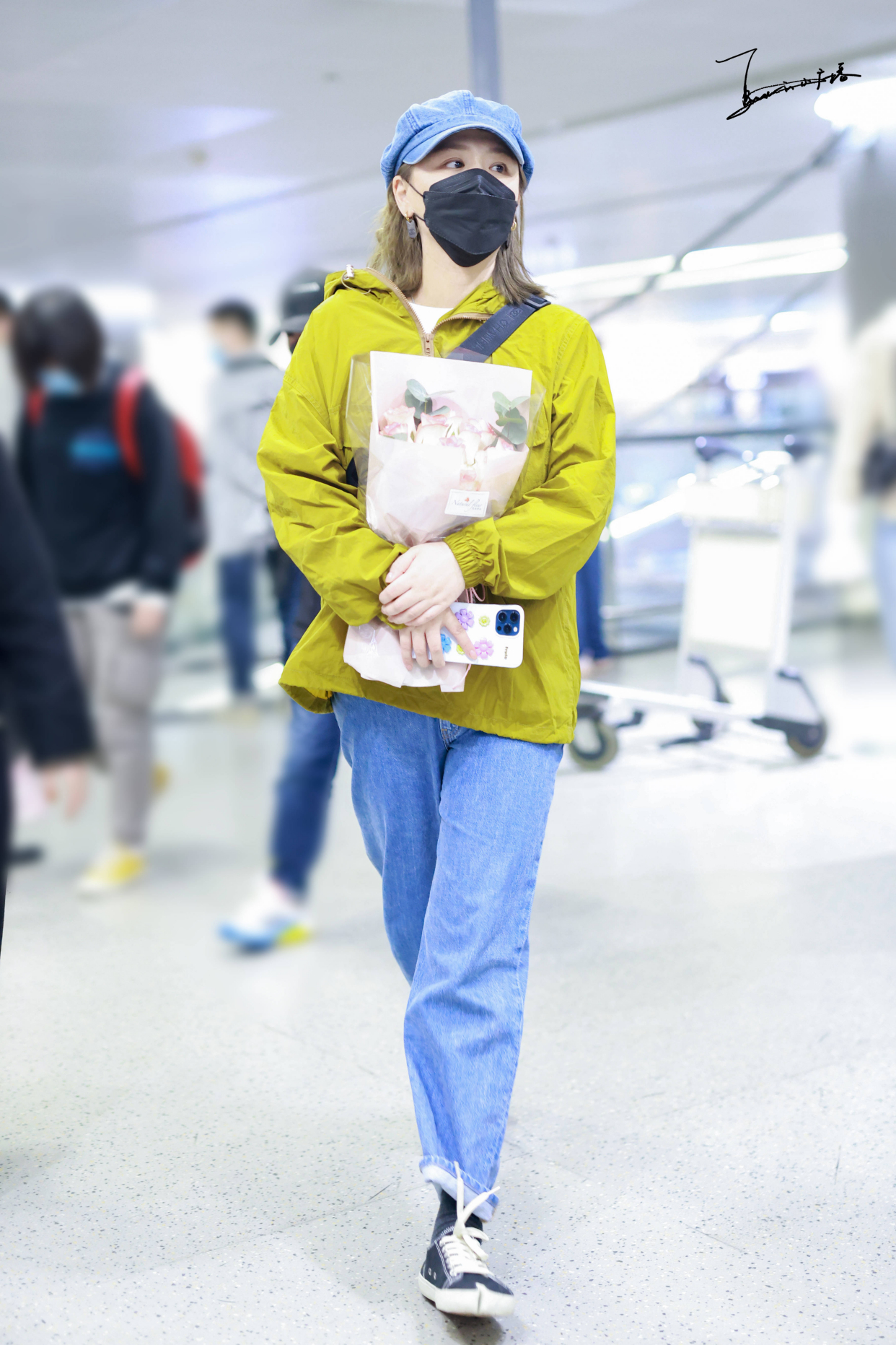 哚乐Like时尚|马思纯瘦了真好看,白色针织衫搭小红裙,温柔初恋女神令人心动