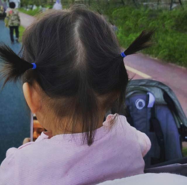 小彩旗|汤唯4岁女儿嫌天热,自行剪发率性如妈妈,头发短到被小朋友喊哥哥