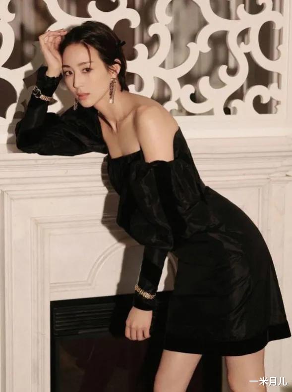 穿衣搭配|齐眉短发搭配黑色长裙，张钧甯小蛮腰太吸睛，这是四十岁的女人？