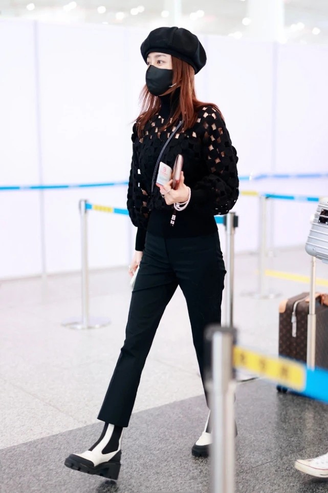 女人味|秦岚也太会穿了吧!全黑造型不仅不显老气,反而散发出优雅女人味