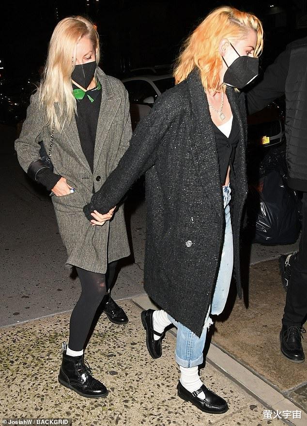 克里斯汀·斯图尔特|《暮光女》克里斯汀猛“扯”未婚妻衣角 出行被拍 全程黑面