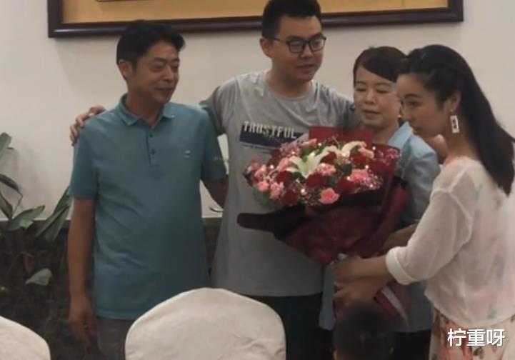 姚爸为开封舅舅捧场,偶遇28事件真相粉,对方遗憾许敏没生二胎