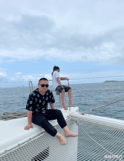 岳云鹏|岳云鹏老婆郑敏晒集体出游照，一家人对着镜头微笑，画风超温馨！