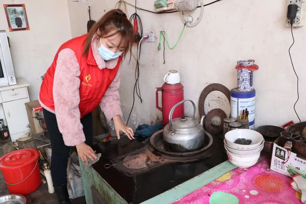 介休贴吧 第58个雷锋纪念日，介休红马甲用行动传承雷锋精神