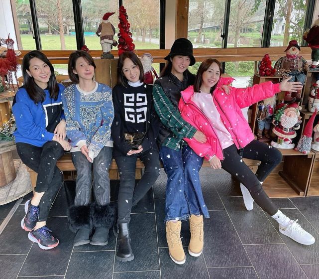 霍思燕|备孕成功？陈乔恩带男友与姐妹一起度假，人胖一圈还用包遮挡肚子