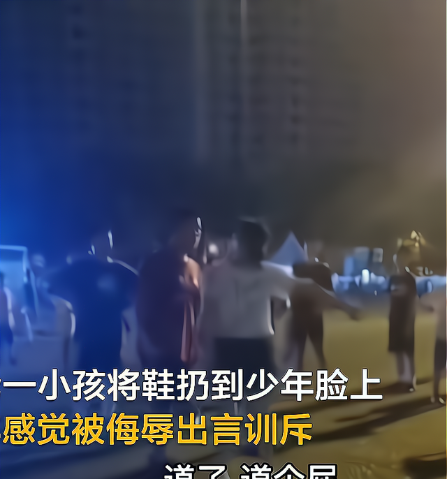 静静聊澸情|江苏太仓孩子用鞋砸人脸被吼，孩妈咆哮：他还小，让着点怎么了？