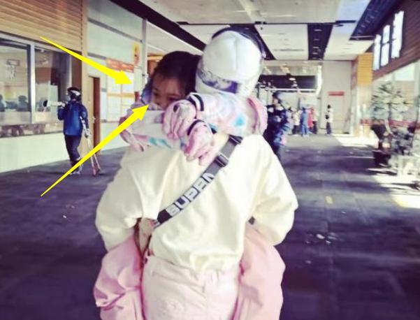 刘亦菲|李小璐效仿李湘富养女儿，给甜馨穿一身名牌，近照比王诗龄更贵气