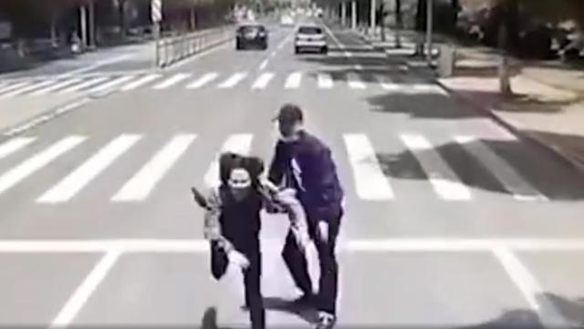 深度调研 警方通报男子将女友推向行驶中公交车：已刑拘