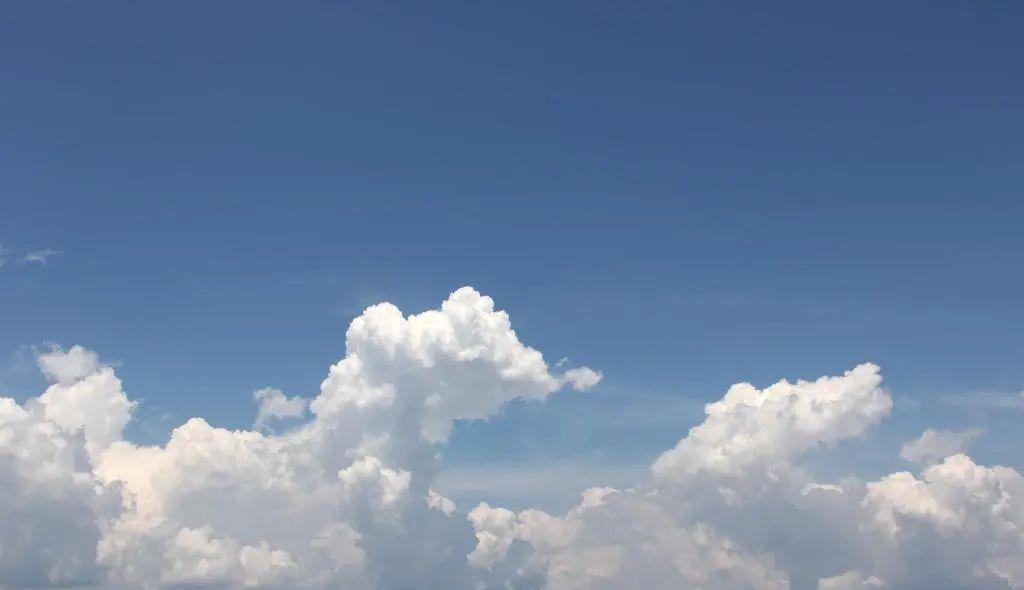云朵 天上的一朵云重50万公斤？这么重的云彩为何能悬浮在空中不坠落？