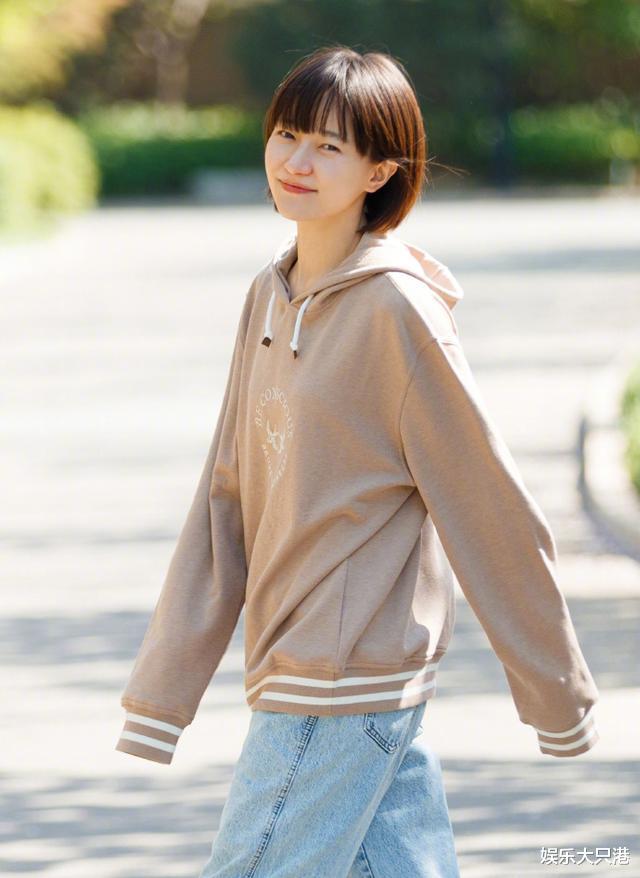 焦俊艳|焦俊艳晒素颜照！网友：重回像谢小秋一样的明朗少女，元气满满