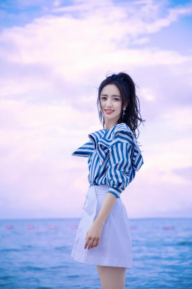 旗袍公馆|佟丽娅又要美出圈了，衬衫短裙穿出学妹气质，陈思诚真不懂得珍惜