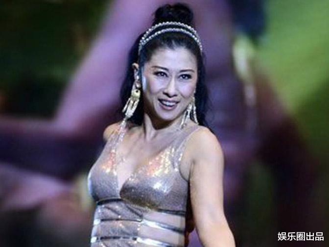 叶倩文|叶倩文商演旧照曝光，穿低领装秀曲线美，身材状态引起热议