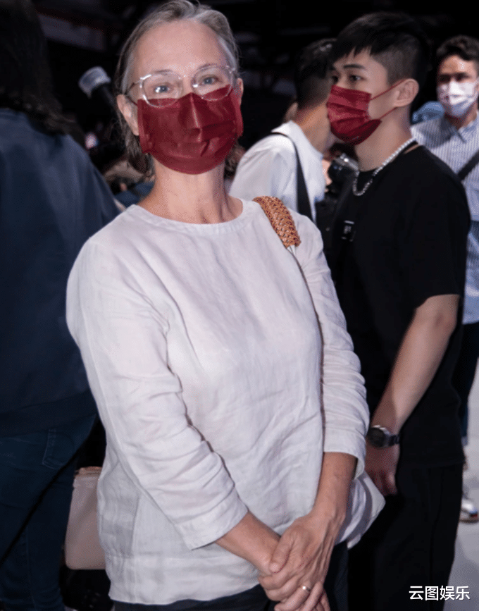 周华健|31岁儿子T台首秀，周华健60岁妻子罕现身支持，满头白发但气质好