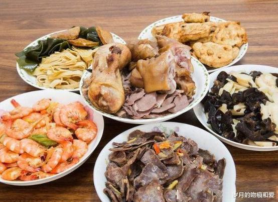 妻子怀孕婆婆来照顾,丈夫下班看到饭菜后,二话不说把母亲送回家