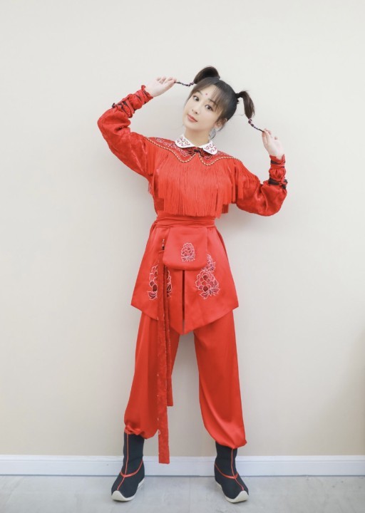 杨紫|杨紫扮“红孩儿”上热搜，谁注意她的发际线，网友：不容乐观！