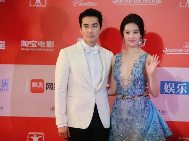 全球时尚号|34岁刘亦菲走红毯，搭配蓝色长裙礼服显性感，不愧是“仙女姐姐”