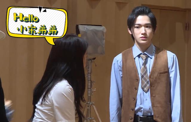 关晓彤|关晓彤宋亚轩练舞室彩排，却忘记给镜子打码，这腿围是认真的吗？