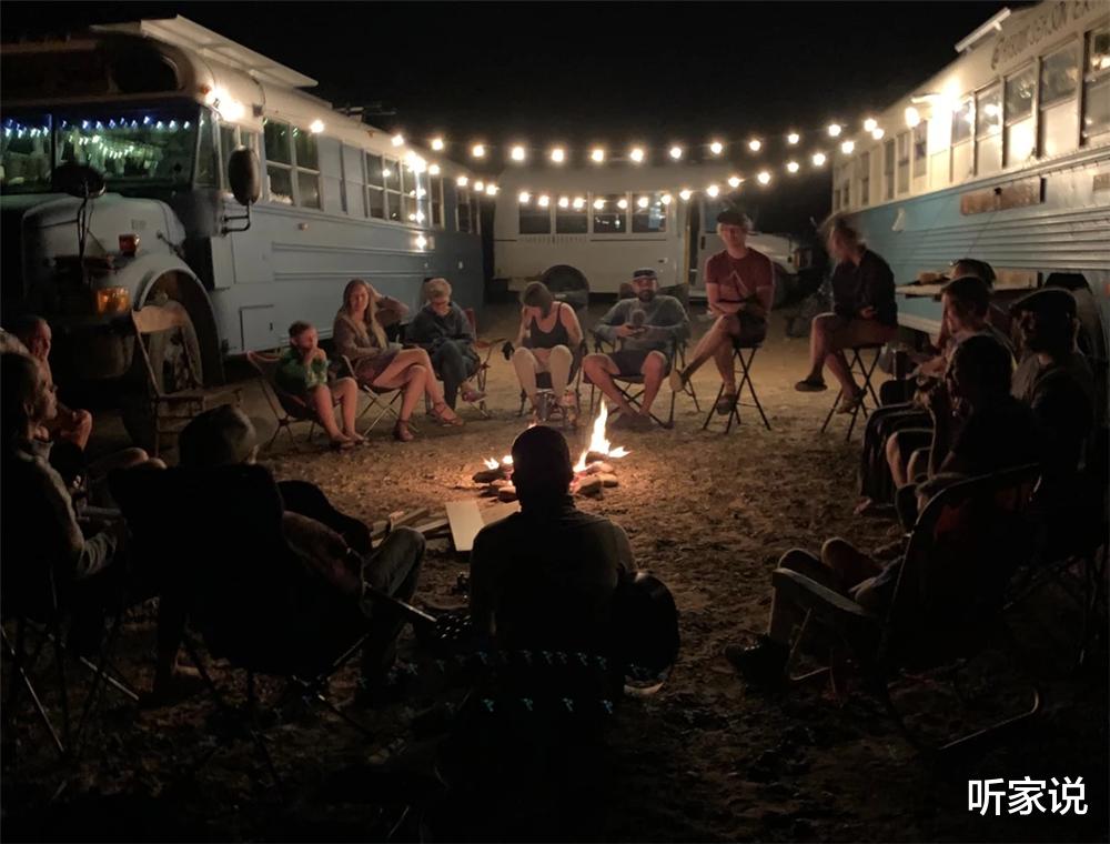 单亲妈妈买下2004年旧校车，带4个孩子在27㎡车内住1年，也是服了