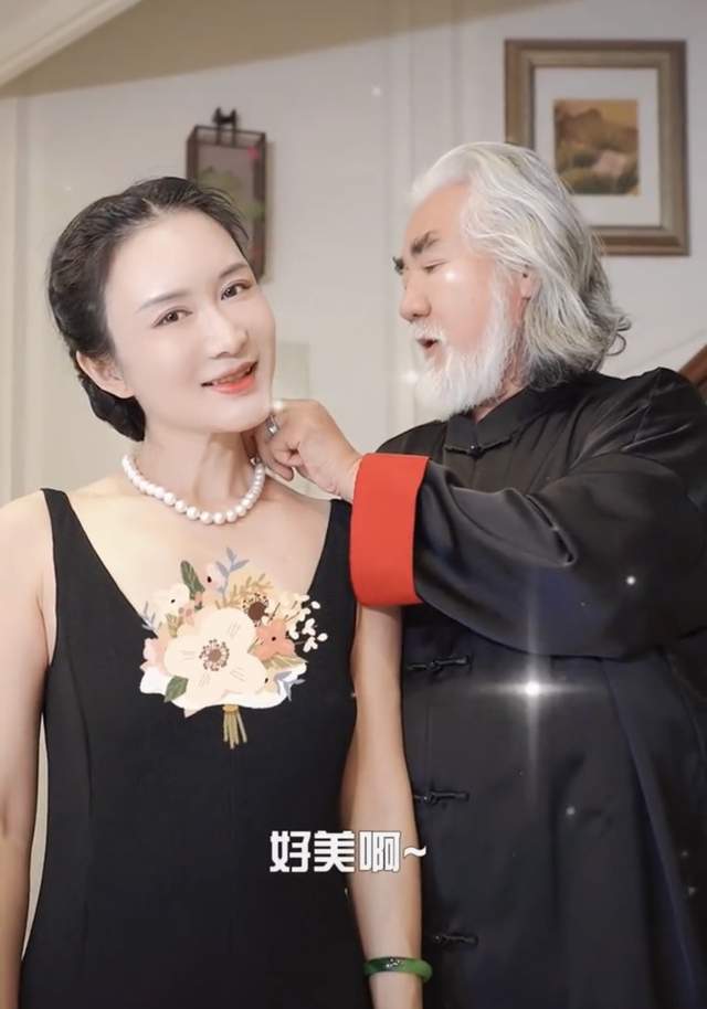 杜星霖|张纪中晒与小31岁妻子甜蜜日常，杜星霖罕走性感风，不惧流言