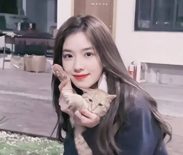 王思聪|王思聪懒理风波现身KTV,吞云吐雾心情不佳,女伴被指不如孙一宁