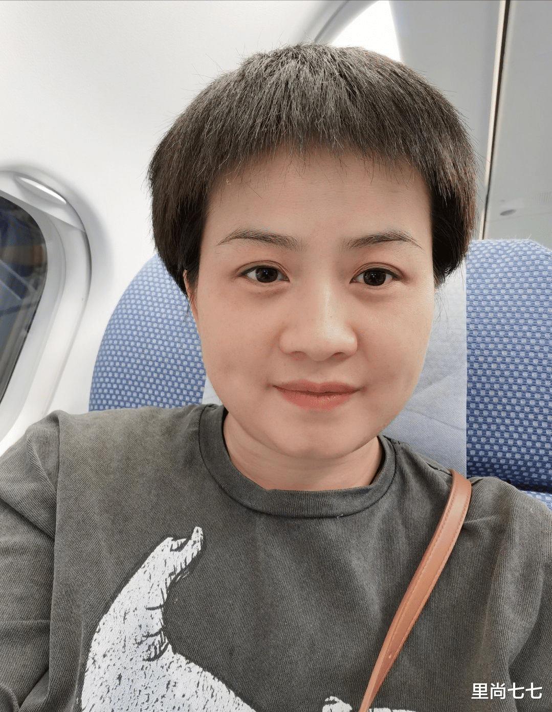 岳云鹏|小岳岳三代同游，俩女儿露正脸妻子蓄长发，姐姐富态母亲高调炫富