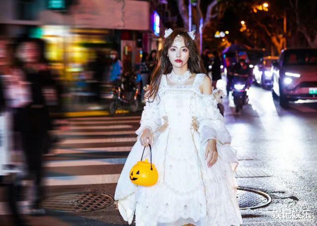 朱珠|朱珠在家陪女儿过节，开心晒母女合影，小公主眼睛跟妈妈一样漂亮