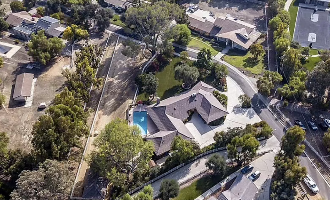 侃爷|侃爷砸450万美元在金姐家对面买房，网友：这是要偷窥和监视金姐？