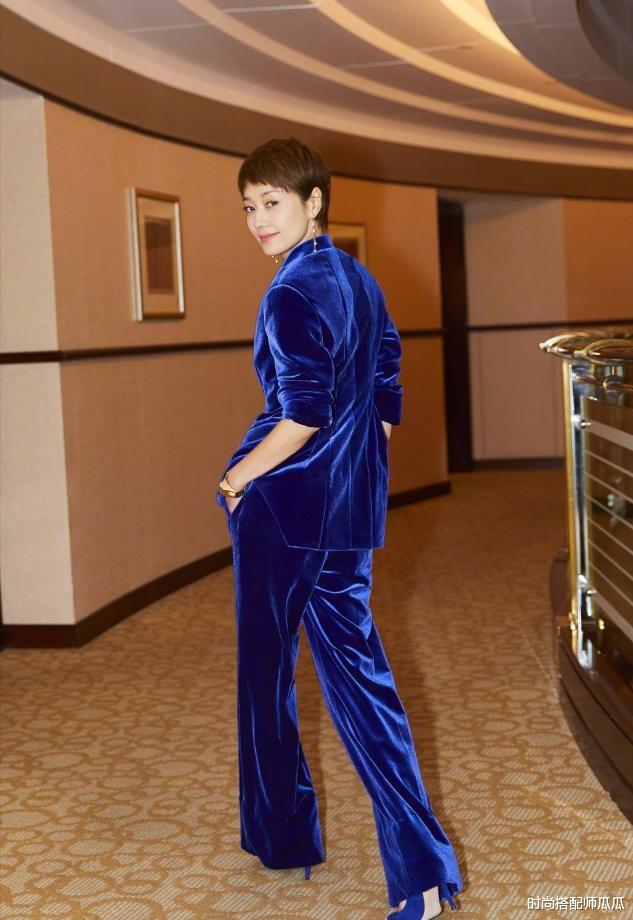 时尚搭配师瓜瓜|?奔四的女人,尽量不要短袖配牛仔裤,学马伊琍这样穿,谁穿谁好看