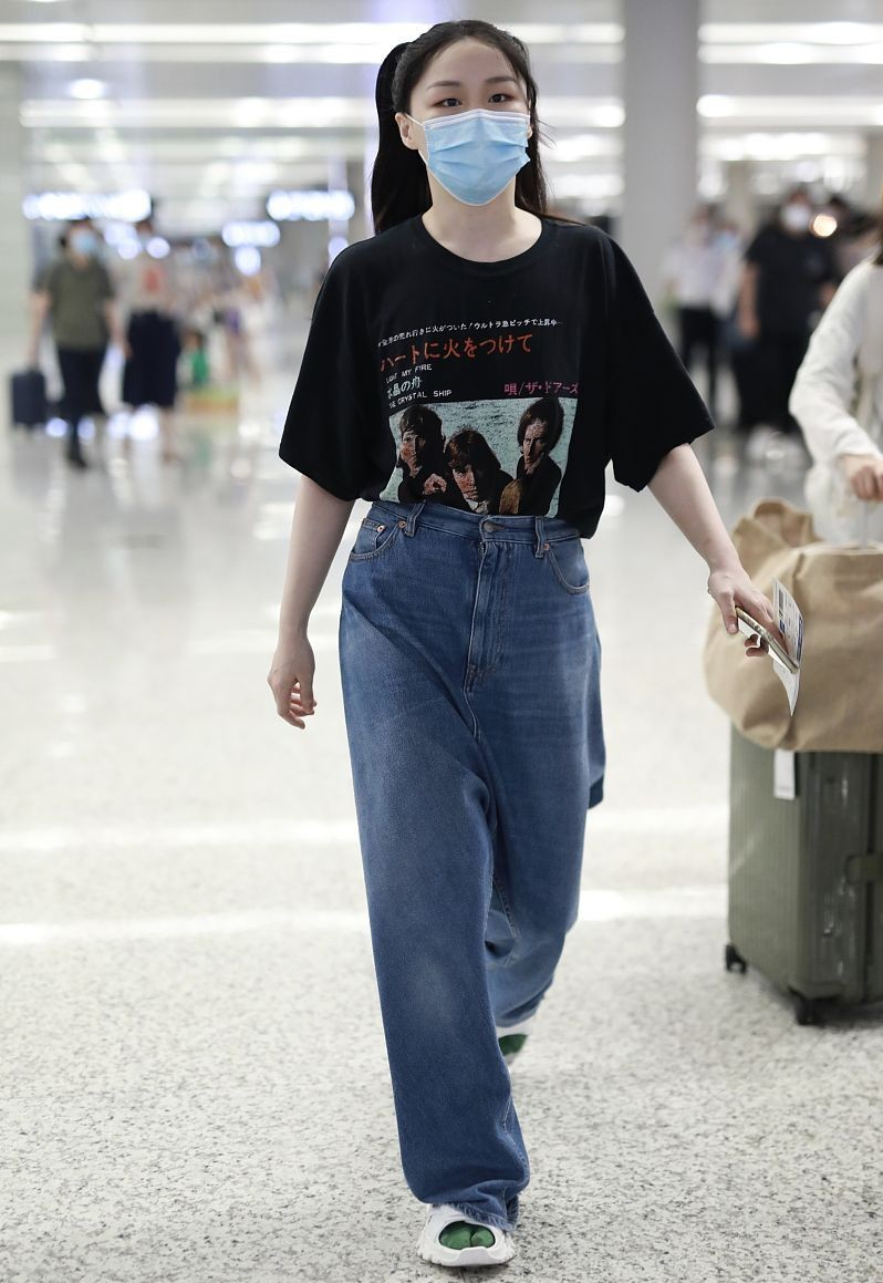 牛仔裤 金靖平时看着就像个孩子，扎双马尾辫，感觉更稚嫩了，真招人喜欢