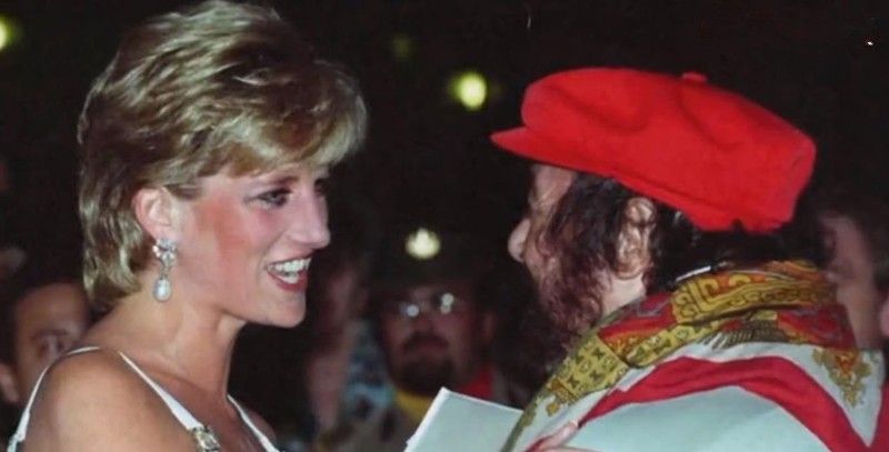 戴安娜|1991年帕瓦罗蒂演唱会，戴安娜被雨淋成“落汤鸡”，见偶像很兴奋