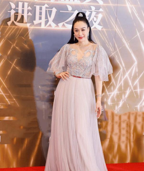 佟丽娅|又见红毯！杨颖无惧怼脸拍，张雨绮膀大腰圆，蔡卓宜打败李冰冰