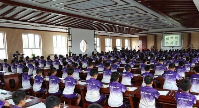 家有二宝育儿|老师越来越不被尊重，顶撞老师、扰乱课堂纪律的，为什么越来越多