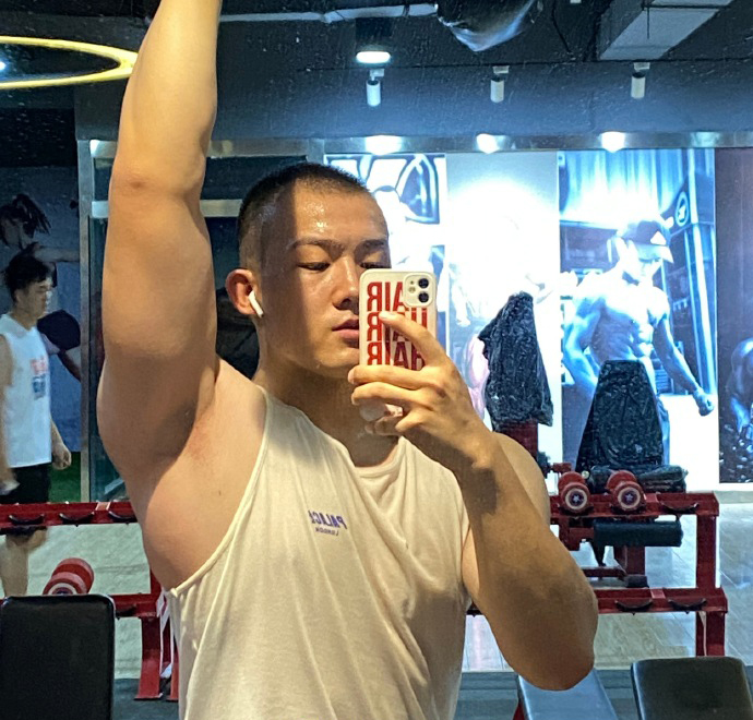 健身圈一哥 24岁的新疆小哥哥,撸铁打造出一身腱子肉,最满意的是麒麟臂!