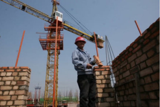 银行 他抢劫银行潜逃16年，用赃款打拼出几亿身家，还娶4位妻子生12娃