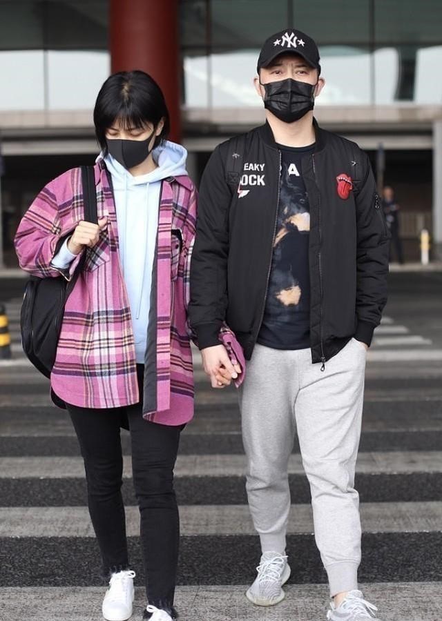 短发 胡可沙溢甜蜜同框接地气，穿运动装休闲简约，短发胡可嫩如十八岁