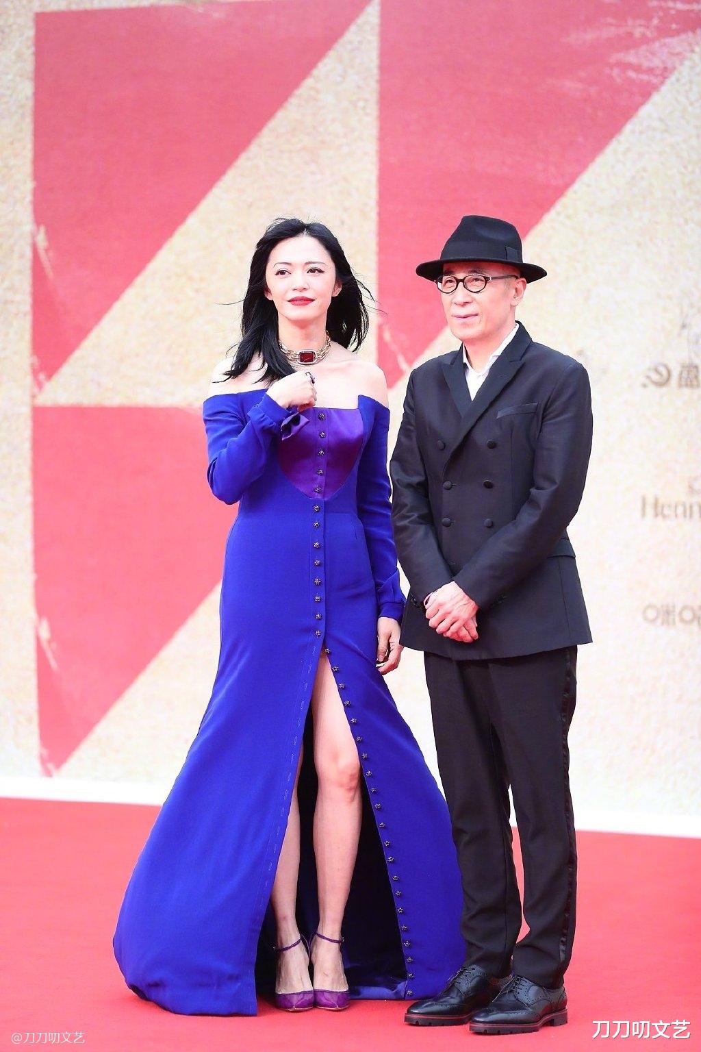 贾玲|金鸡红毯：倪妮抹胸裙艳压，张子枫脱胎换骨，贾玲一“抱”太暖心