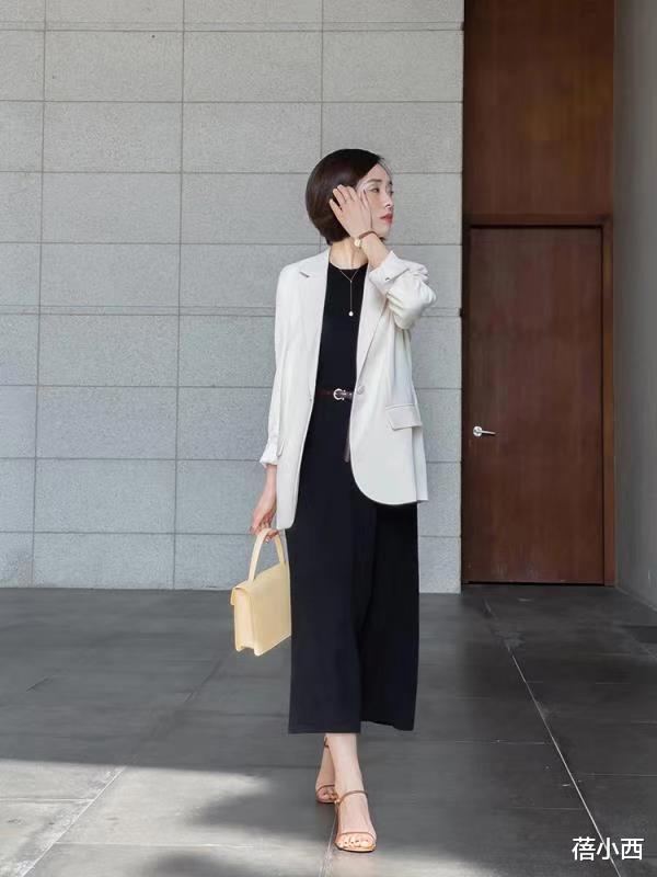 蓓小西|杨采钰又换风格，穿西装里面只穿“塑身衣”，气质却变得更高级