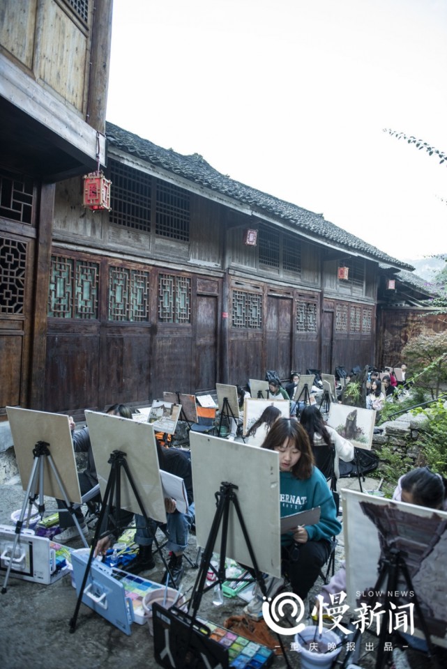 慢新闻 用画笔颜料定格泼墨山水 重庆龚滩，为何如此被画家钟情?