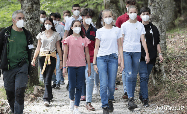 姐姐|14岁索菲亚机场送别姐姐，小黑裤短一截个头也瞩目，成全家第二高