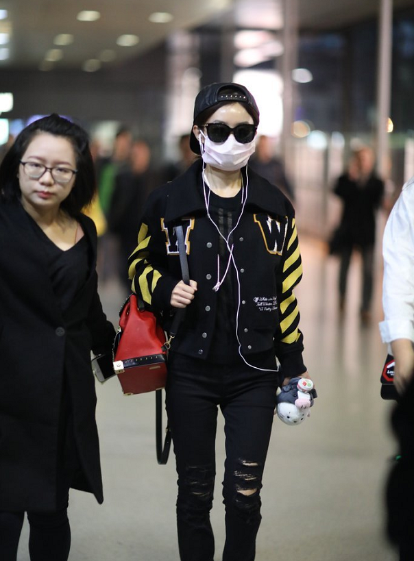 |赵丽颖还没认识到自己已经当妈了,私下穿的像学生,感觉年轻好多