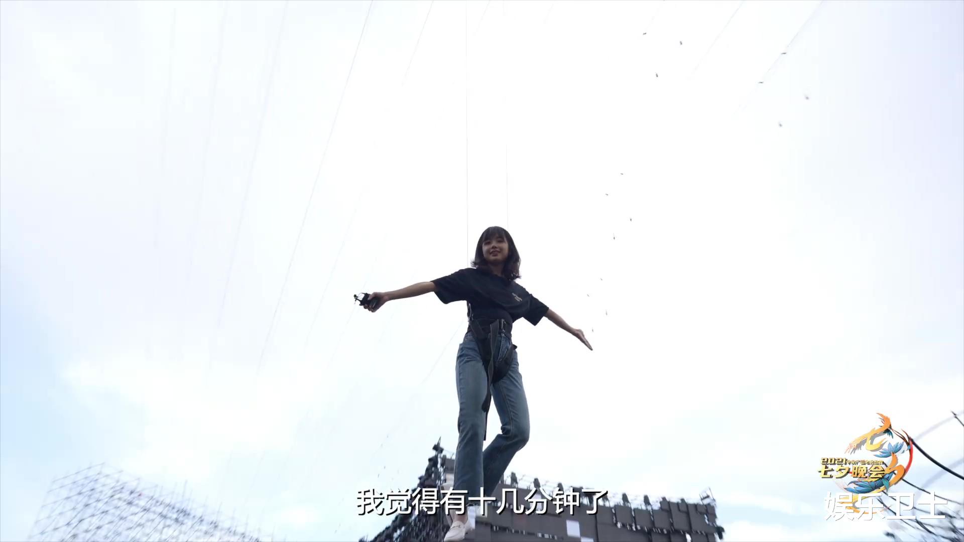 王冰冰|央视王冰冰七夕晚会吊威亚，天外飞仙式出场好美好可爱，怼脸拍清纯养眼