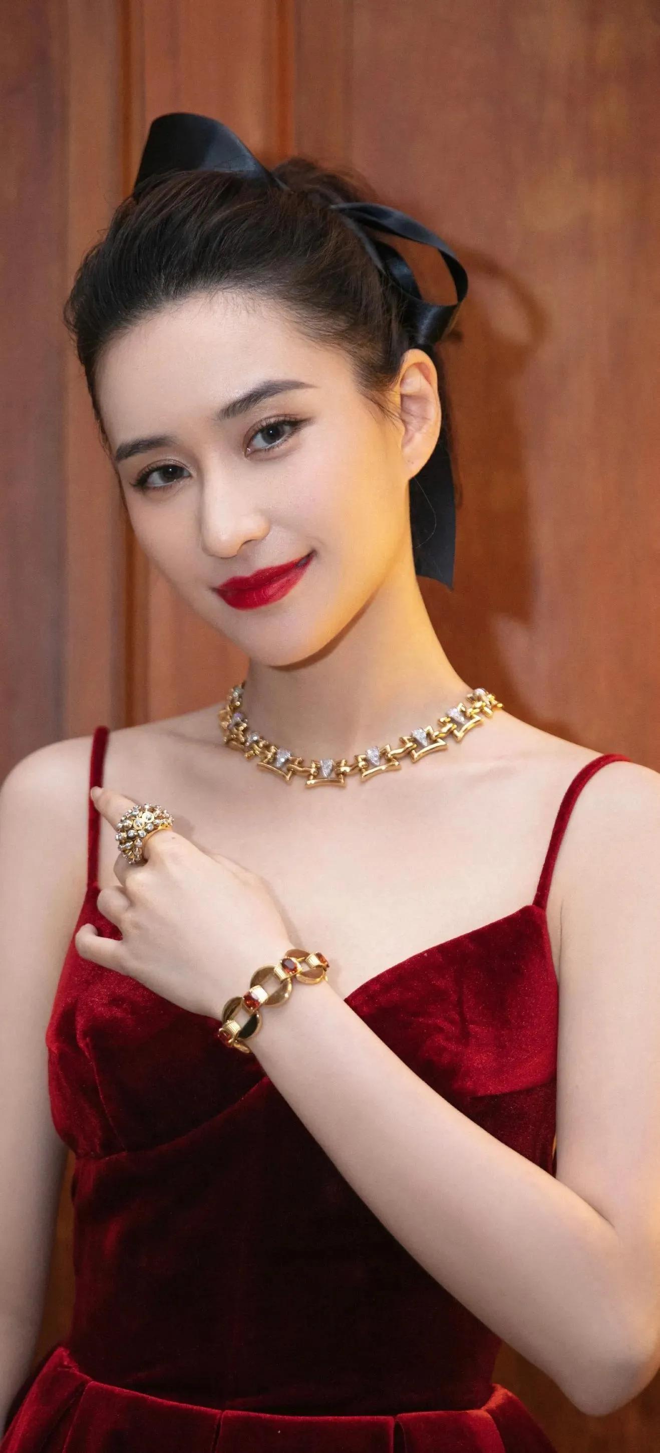 何超莲|何超莲太美太性感，“此女应是天上有，人间难得几回见！”