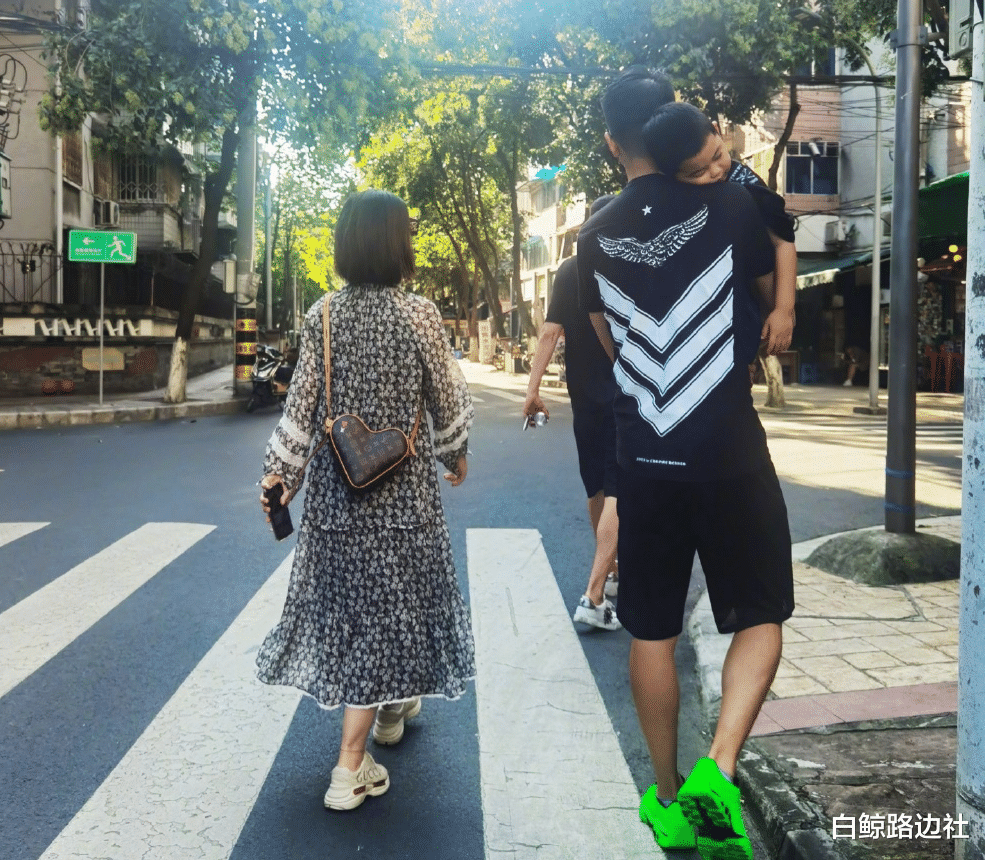 王雷|王雷妻子官宣二胎后现身！挺孕肚接儿子放学，脸部浮肿颜值仍能打