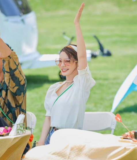 李沁|李沁携工作人员乡下郊游,下衣失踪玩得太嗨,布置环境太奢侈