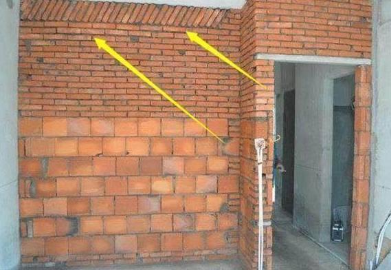 工人装修砌墙没有先开槽,业主看到气得让他走人,简直就是毁房!