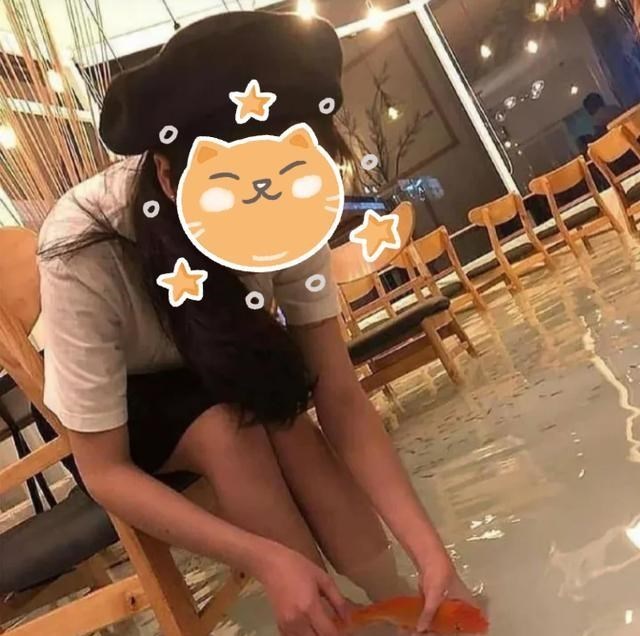 江西南昌,女子在奶茶店捞鱼走红,边喝奶茶边泡脚,网友:人才