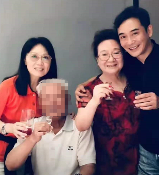 吴琼|59岁吴琼为婆婆庆生，小15岁老公罕见出镜，夫妻俩同框似隔代