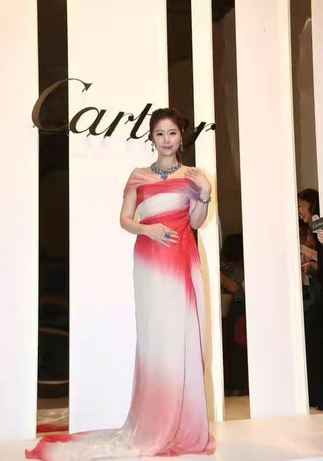 林心如|林心如新片站台！穿銮金长裙姨母笑露牙龈好尴尬，女二号都比她年轻